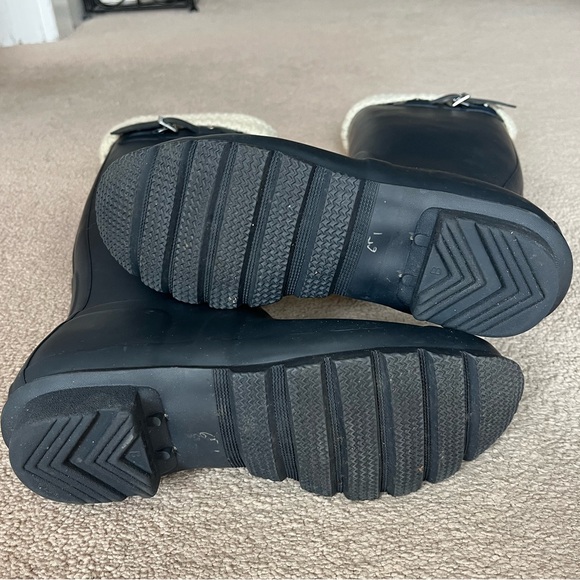 Navy blue Hunter tall rain boots with Hunter fleece boot socks. Size 8 - Picture 4 of 6